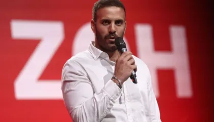 Incident i rëndë në Strasburg, eurodeputeti grushton në mes të rrugës gazetarin (VIDEO)