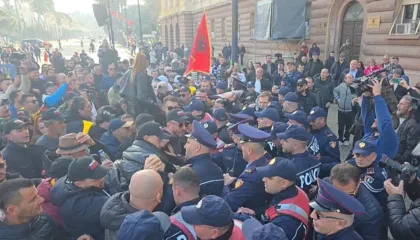 Incidente te protesta e ‘Shqipëria Bëhet’ para Kryesisë së Kuvendit, protestuesit përplasen me policinë, i shtyjnë me forcë