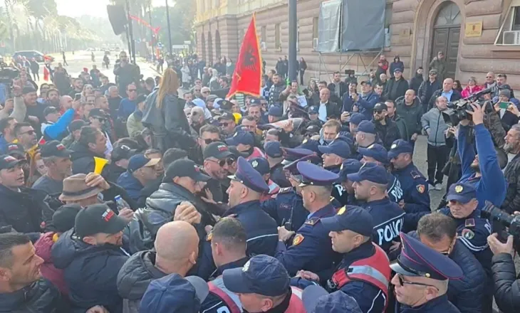 Incidente te protesta e ‘Shqipëria Bëhet’ para Kryesisë së Kuvendit, protestuesit përplasen me policinë, i shtyjnë me forcë