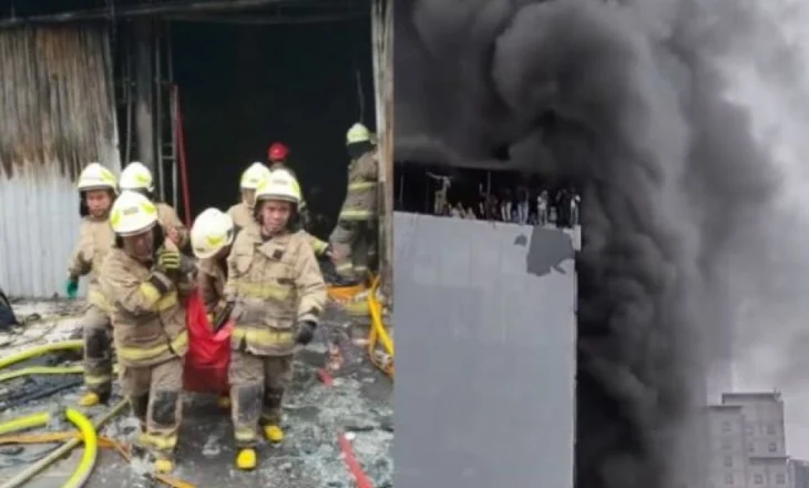 Indonezi/ Zjarr i madh në një ndërtesë shtatëkatëshe në Xhakarta, 17 të vdekur dhe dhjetëra të bllokuar në godinë