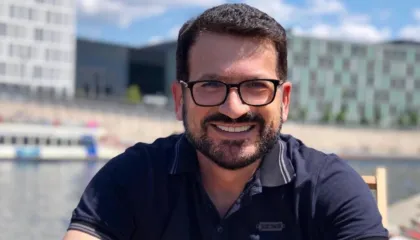 Ironia e Kreshnik Spahiut: Vetëm opozita shqiptare e shtyn revolucionin pas festave të gjelit të detit