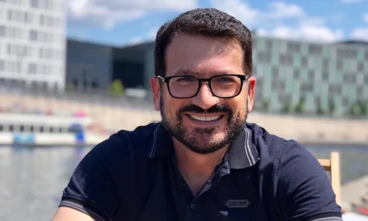 Ironia e Kreshnik Spahiut: Vetëm opozita shqiptare e shtyn revolucionin pas festave të gjelit të detit