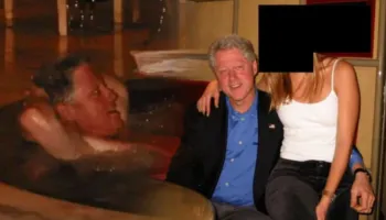 Ish-Presidenti Clinton në pishinë me to, fytyrat e grave të mbuluara, dosja “Epstein” trazon politikën amerikane