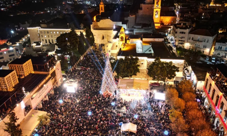 “Ishin dy vite të vështira heshtjeje”, ndizet në Betlehem pema e Krishtlindjeve, për herë të parë që nga fillimi i luftës në Gaza