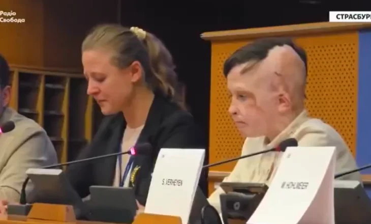 “Ishte hera e fundit që pashë mamin tim”, fjalimi që përloti Strasburgun, 11-vjeçari nga Ukraina tregon si humbi nënën nga bombardimet ruse