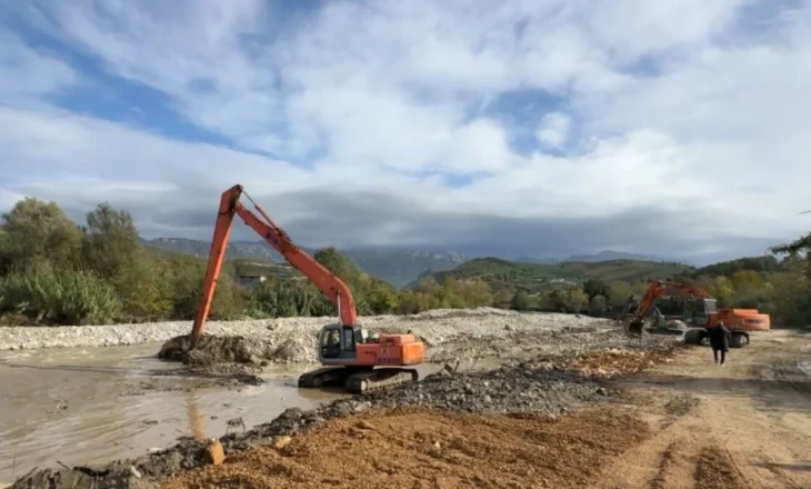 Izolohen 300 familje/ Rruga prishet nga reshjet, banorët e fshatit nuk lidhen më me Mamurrasin