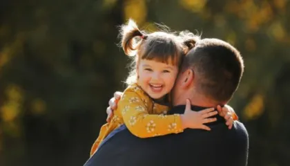 Ja pse fëmijët thonë “mami” e para, sekretet e zhvillimit të gjuhës