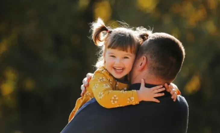 Ja pse fëmijët thonë “mami” e para, sekretet e zhvillimit të gjuhës