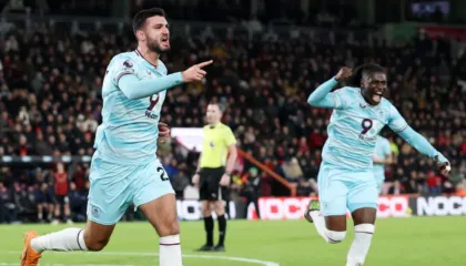 “Jam mbi re”, Broja në “qiellin e shtatë” pas golit të parë me Burnley, e duartroket edhe trajneri Parker: Ishte i shkëlqyer (VIDEO)