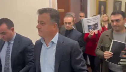 “Janë shqetësuar nga protesta dje”, Noka pasi u përjashtua nga punimet e Kuvendit: Nuk na ndalin, do jemi përballë tyre