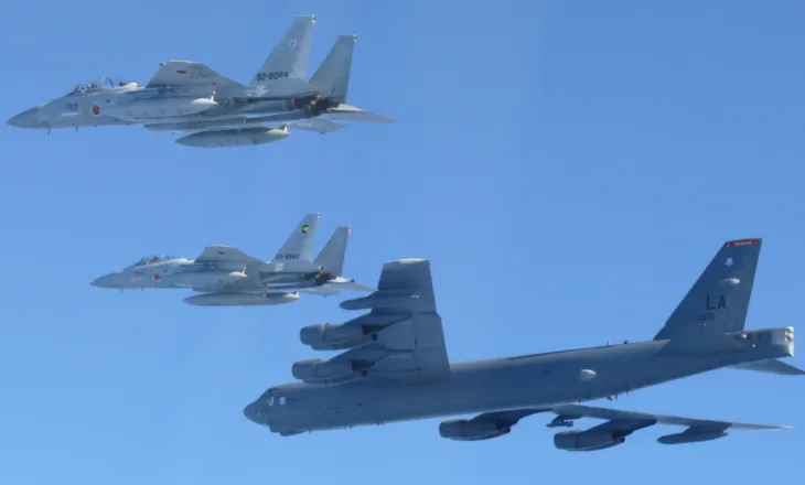 Japonia miraton buxhet rekord për mbrojtjen, Kina akuzon Tokion për nxitje të garës së armëve