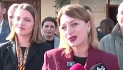 “Jemi live”/ Emocionohet prefektja e Shkodrës, ngatërron urimin, e nis nga e para