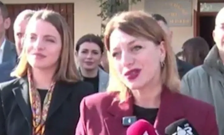 “Jemi live”/ Emocionohet prefektja e Shkodrës, ngatërron urimin, e nis nga e para