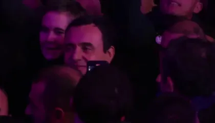 “Jemi trefish më të shpejtë se ata që kemi përballë”, Kurti mbyll fushatën elektorale: Një miliard euro investime në..