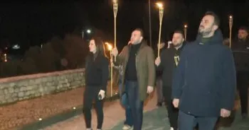 “Jep dorëheqjen!”/ Demokratët marshojnë në protestë pranë banesës së kryeministrit Rama në Surrel