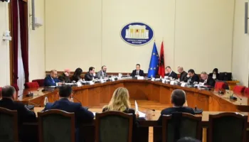 Juristi zbulon tre shkeljet e rënda të mazhorancës në mbledhjen për imunitetin e Ballukut