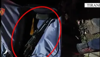 Kallashnikov në valixhe me qëllim shitjen, arrestohet “transportuesi” pranë terminalit të autubusëve në Tiranë (EMRI)