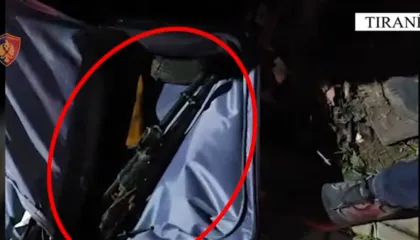 Kallashnikov në valixhe me qëllim shitjen, arrestohet “transportuesi” pranë terminalit të autubusëve në Tiranë (EMRI)