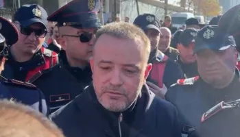 “Kam 72 orë këtu, edhe unë nuk kisha ku të lahesha”, drejtori i Agjensisë Kombëtare të Ujësjellësit iu kërkon ndjesë vlonjatëve