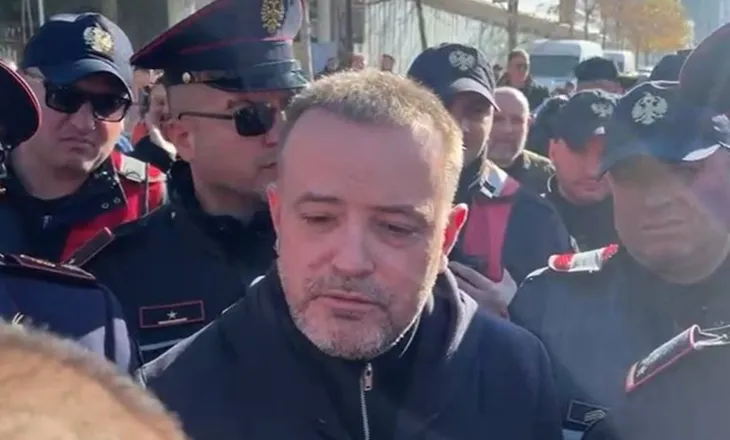 “Kam 72 orë këtu, edhe unë nuk kisha ku të lahesha”, drejtori i Agjensisë Kombëtare të Ujësjellësit iu kërkon ndjesë vlonjatëve