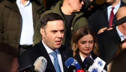 Kandidati i LDK-së për kryeministër, Lumir Abdixhiku voton në Prishtinë