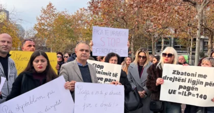 Kaos brenda Kuvendit, jashtë mësuesit në protestë: Rroga të barabarta, paga e 13-të po cenon dinjitetin