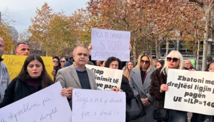 Kaos brenda Kuvendit, jashtë mësuesit në protestë: Rroga të barabarta, paga e 13-të po cenon dinjitetin