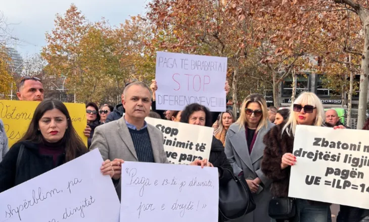 Kaos brenda Kuvendit, jashtë mësuesit në protestë: Rroga të barabarta, paga e 13-të po cenon dinjitetin