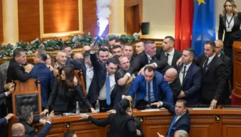 Kaos, dhunë dhe flakadanë/ Përplasjet në Kuvend jehonë në mediat ndërkombëtare: Opozitarët zunë vendet e ministrave, ndërhyri Garda