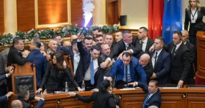 Kaos, dhunë dhe flakadanë/ Përplasjet në Kuvend jehonë në mediat ndërkombëtare: Opozitarët zunë vendet e ministrave, ndërhyri Garda