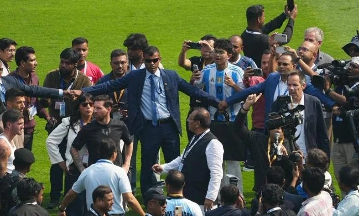 Kaos gjatë vizitës së Lionel Messi-t në Indi, tifozët shkatërrojnë stadiumin