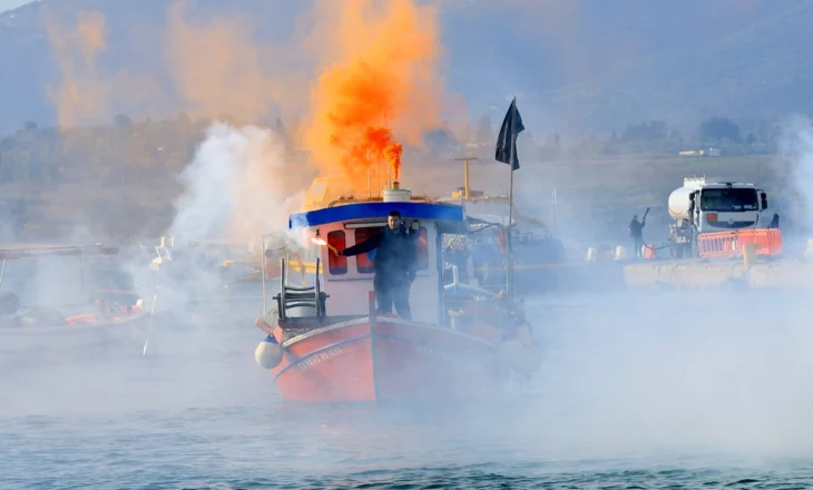 Kaos në Greqi/ Bllokohet porti i Volosit, fermerët nga toka, peshkatarët nga deti