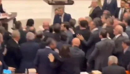 Kaos në parlamentin turk/ Deputetët e ​Erdogan dhe të opozitës përfshihen në një sherr me grushte