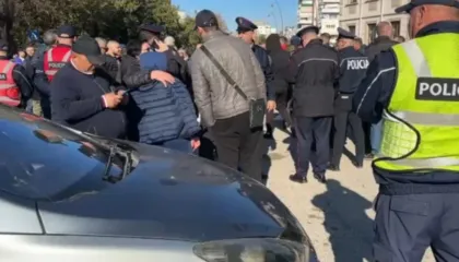 Kaos në rrugët e Vlorës, protestuesit bllokojnë kryqëzimin kryesor