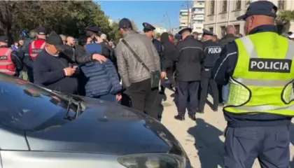 KAOS në Vlorë, qytetarët në rrugë pas mungesës së ujit të pijshëm, bllokojnë kryqëzimin kryesor