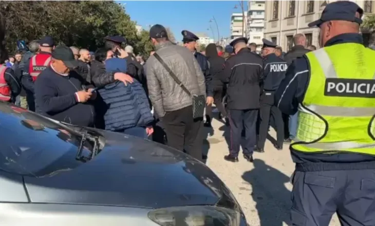 KAOS në Vlorë, qytetarët në rrugë pas mungesës së ujit të pijshëm, bllokojnë kryqëzimin kryesor