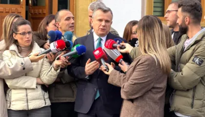 Kaosi dhe tensionet në Kuvend, Balla ironizon PD: Kur protesta s’ka pjesëmarrje, i vënë zjarrin Kuvendit