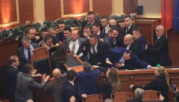 Kaosi në Kuvend, përjashtohen për 30 ditë 6 deputetë të PD