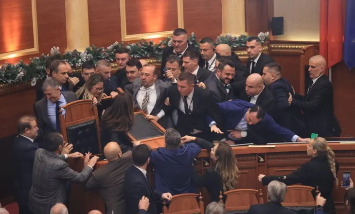 Kaosi në Kuvend, përjashtohen për 30 ditë 6 deputetë të PD