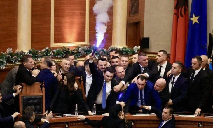 Kaosi në Kuvend, PS kërkon përjashtimin për 29 deputetë të opozitës