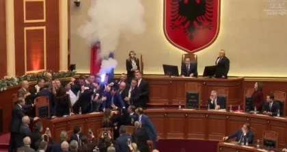 Kaosi në Parlament, PS kërkon përjashtimin me 60 ditë të 29 deputetëve demokratë