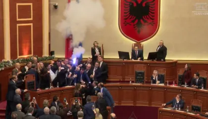 Kaosi në Parlament, PS kërkon përjashtimin me 60 ditë të 29 deputetëve demokratë