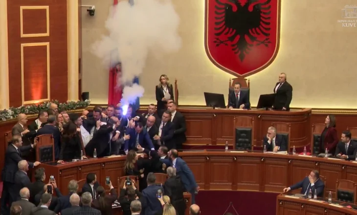 Kaosi në Parlament, PS kërkon përjashtimin me 60 ditë të 29 deputetëve demokratë