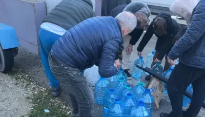 Katër ditë pa furnizim me ujë, qytetarët e Vlorës dynden te burimi i Ujit të Ftohtë