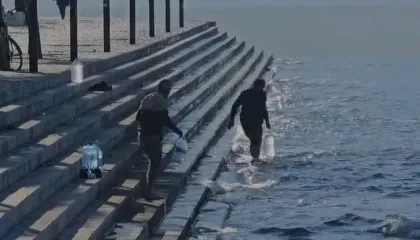 Katër ditë pa ujë në Vlorë, qytetarët mbushin ujë në det