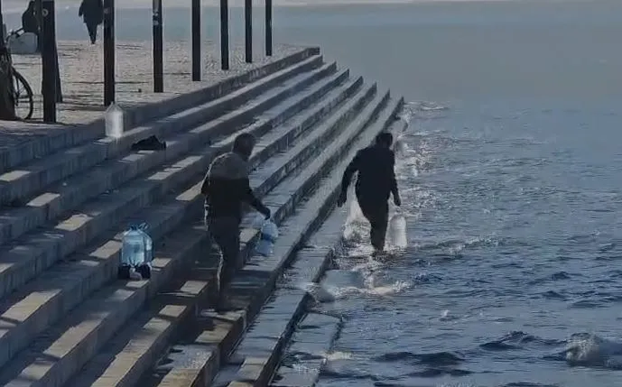 Katër ditë pa ujë në Vlorë, qytetarët mbushin ujë në det