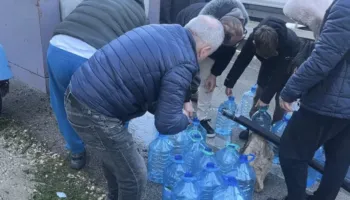 Katër ditë pa ujë, qytetarët e Vlorës dynden te burimi i Ujit të Ftohtë
