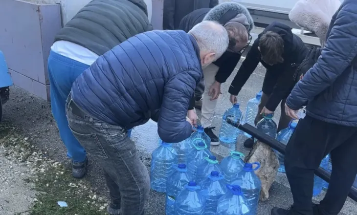 Katër ditë pa ujë, qytetarët e Vlorës dynden te burimi i Ujit të Ftohtë