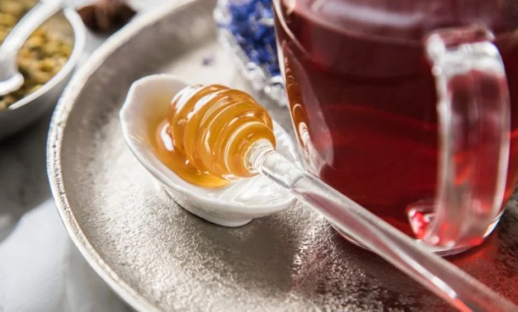 Ke kollë? Mos shpenzo para për ilaçe të shtrenjta, edhe mjalti funksionon