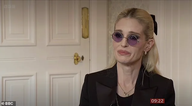 Kelly Osbourne shpërthen në lot gjatë intervistës së parë pas vdekjes së babait të saj, legjendës Ozzy Osbourne